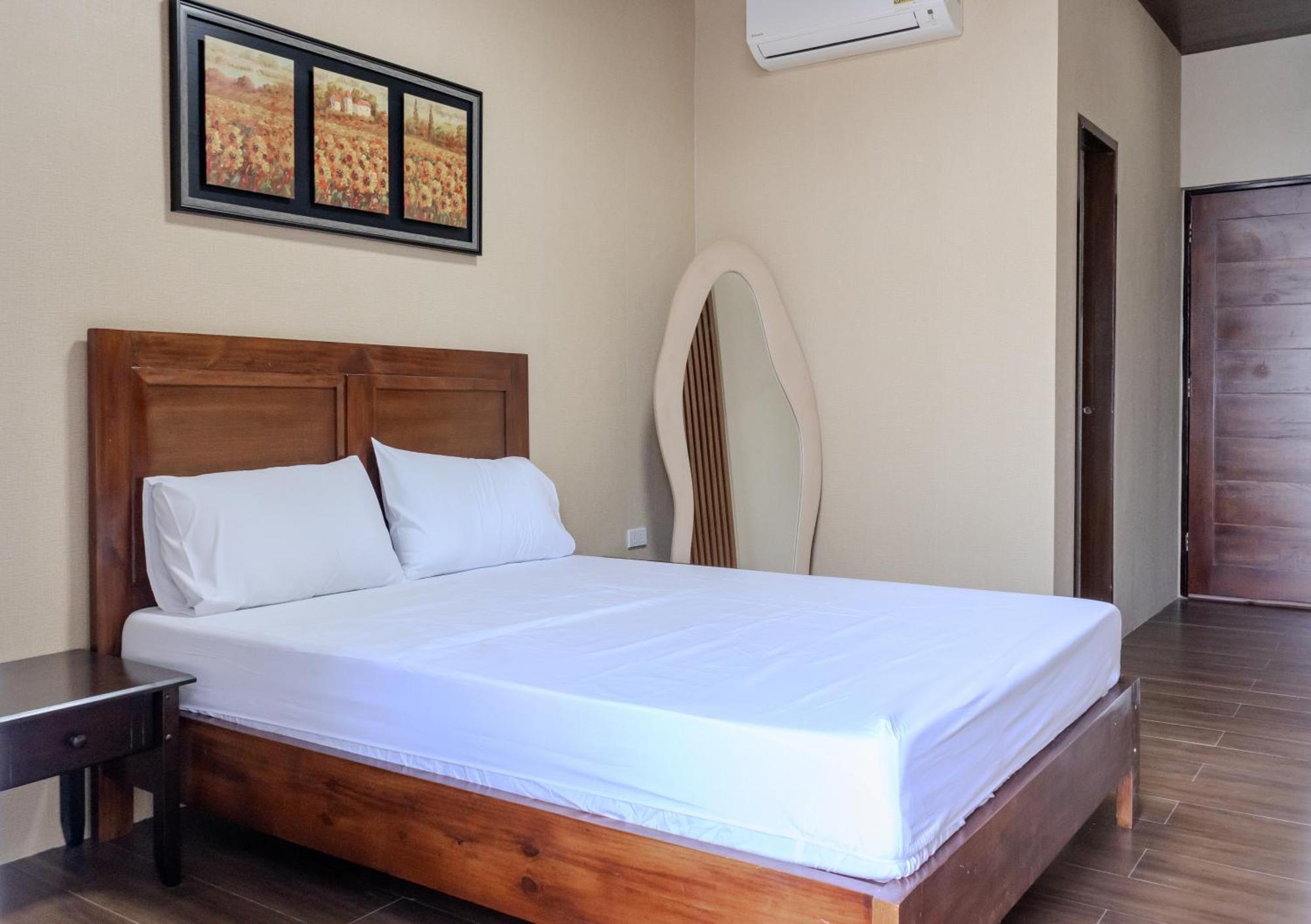 A Poolside Cafe Resort Magalang Екстер'єр фото
